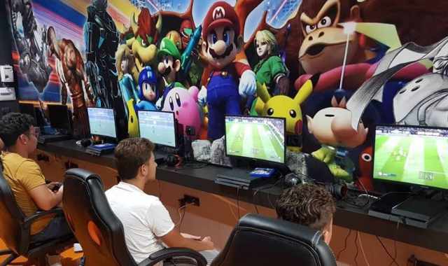 Giocare ai videogames in compagnia, come negli anni 80: a Bari apre una "sala lan"